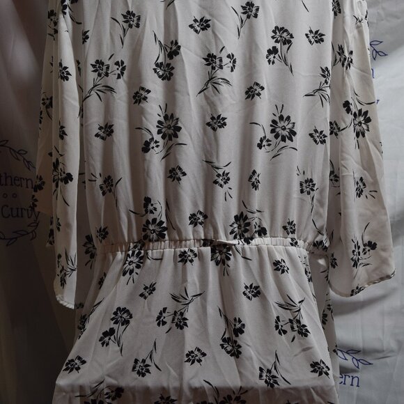 Torrid Black & white Floral Faux Wrap Blouse, Size 5 - Picture 7 of 8